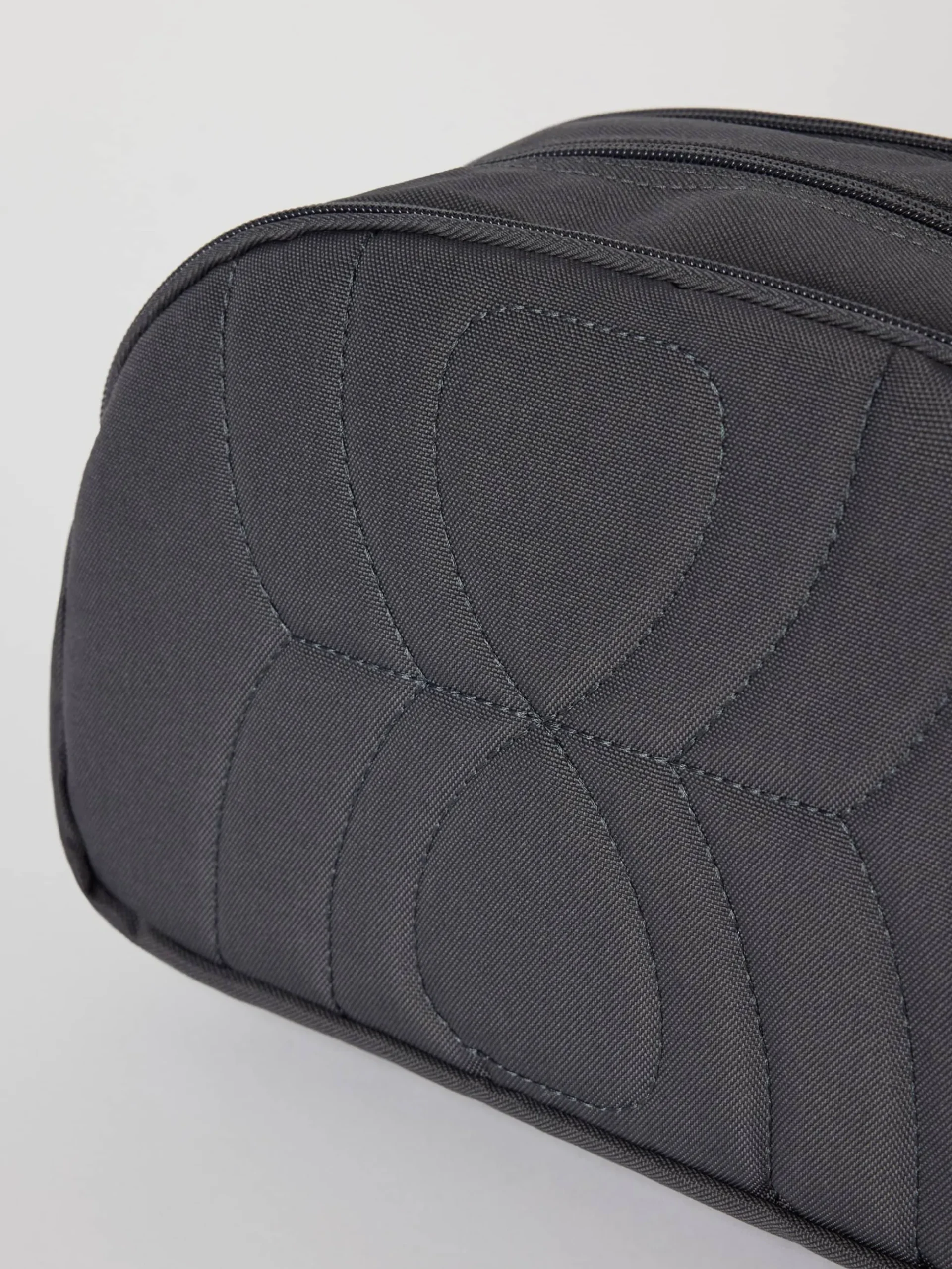 Core Wash Bag Standing