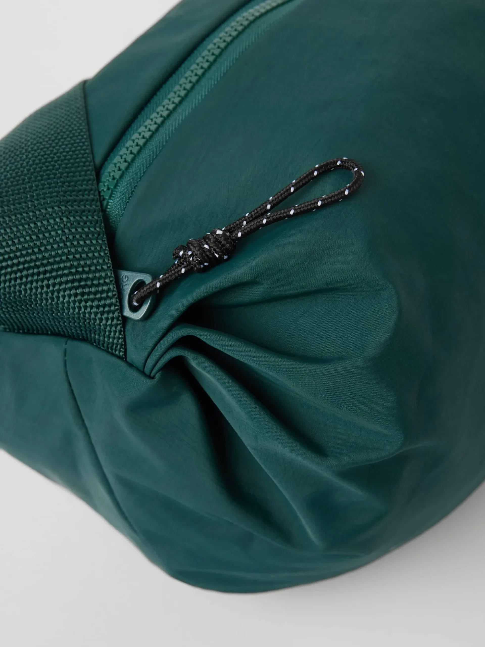 Studio Active Shoulder Bag 20L